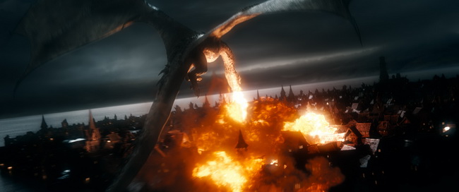 01 Hobbit-Bataille-Cinq-Armees Smaug Esgaroth